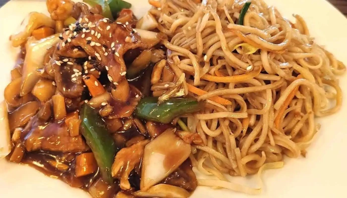 Cervene Jablko Chow Mein - Pelhřimovská 70