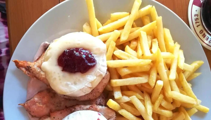 Hostinec Chaloupka A Pizza Z Chaloupky -  Instagram - Pokratická 98/15