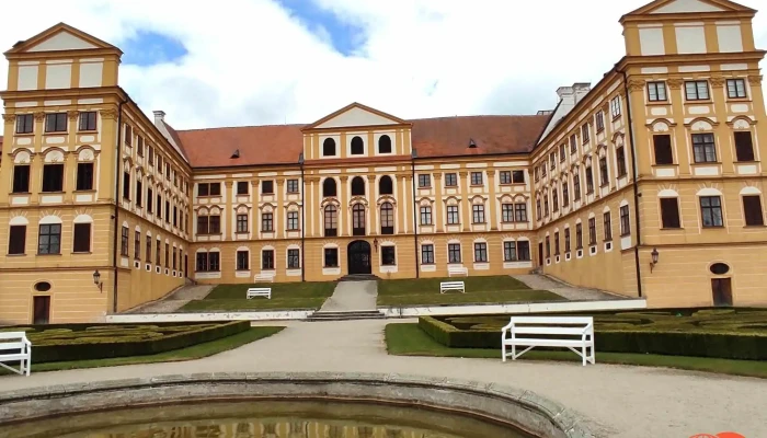 Hotel Opera -  Vse - Komenského 996