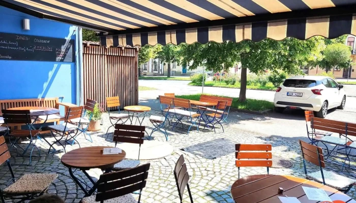 Kavarna Modry Domecek Vzhled A Atmosfera - Nám. Krále Jiřího Z Poděbrad 3