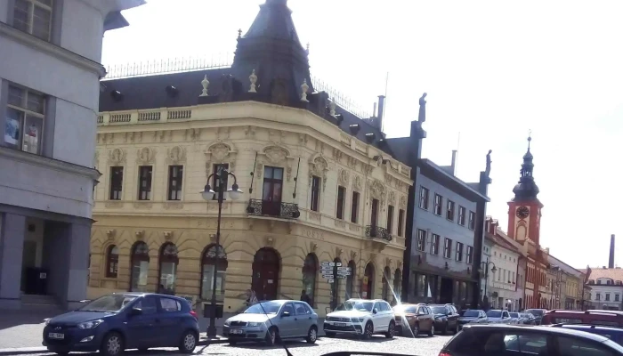 Kavarna U Zlate Slepice Slevy - Husovo Nám. 15