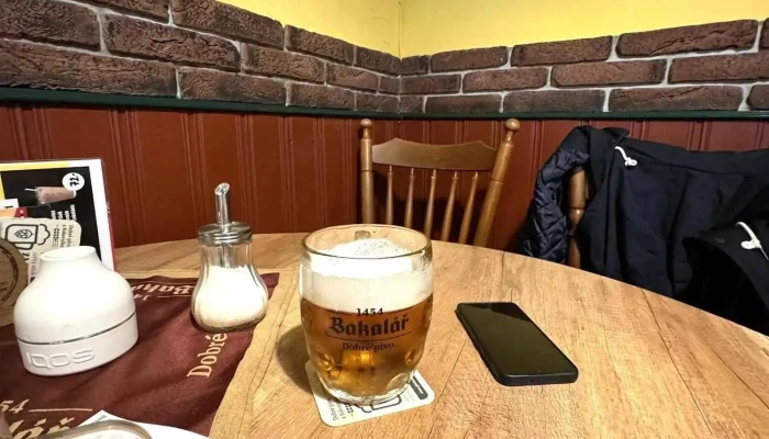 Kavarna U Zlate Slepice Vzhled A Atmosfera - Husovo Nám. 15