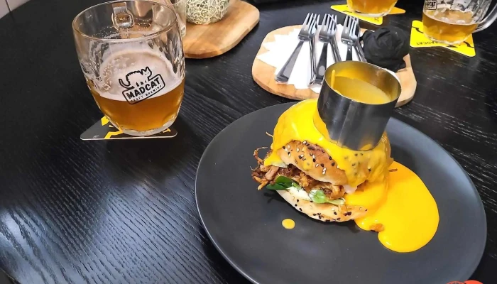 Mad Monkey Cafe Bistro Jidlo A Piti - Minoritské Nám. 1158/1