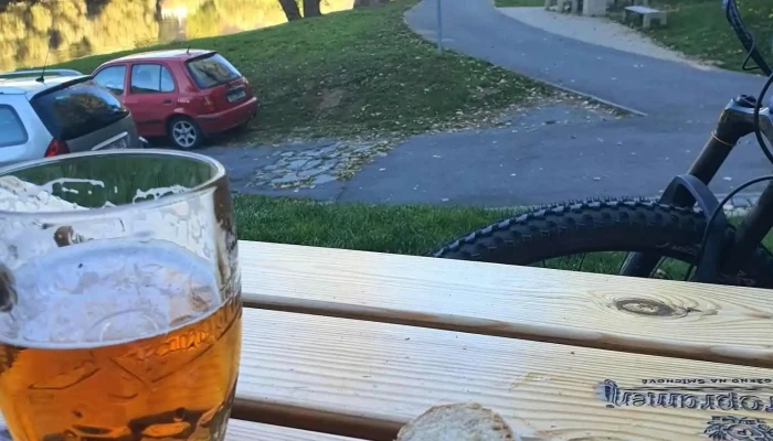 Obcerstveni Na Cyklostezce Kiosek U Privozu Ve Vranem Nad Vltavou Pivo - 1043