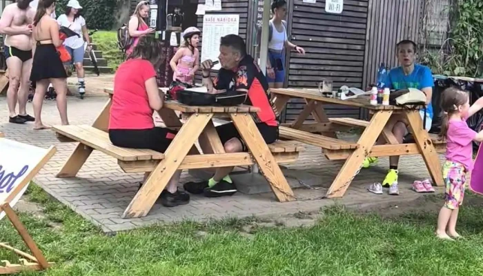 Obcerstveni Na Cyklostezce Kiosek U Privozu Ve Vranem Nad Vltavou Videa - 1043