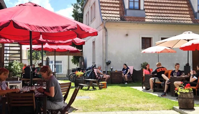 Obcerstvovna Ve Dvore čislo - Nádražní 102