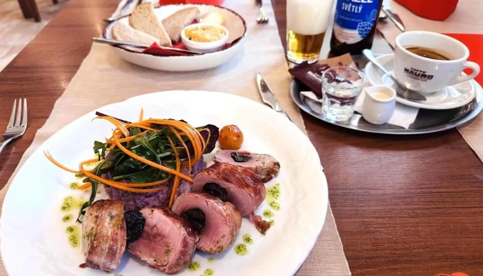 Restaurace A Penzion Pod Hradem -  Jidlo A Piti - Švermova 91