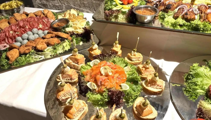Restaurace Cerny Kun Jidlo A Piti - Na Valích 330
