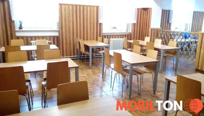 Skolni Jidelna Rodinka Sro Vzhled A Atmosfera - Husova 391