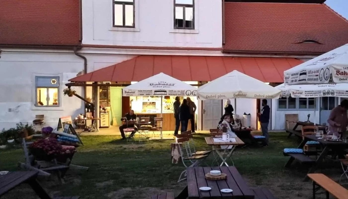 Stedry Dvur Petrovice U Rakovnika Svatebni Misto Jak Se Dostat - Petrovice