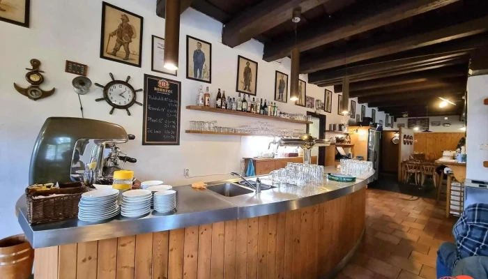 Zavrena Restaurace Podskalska Celnice Vzhled A Atmosfera - Včelařská 571